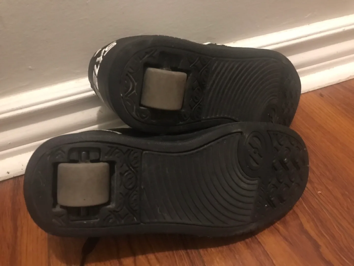 Heelys Shoes with Skates wheels image indicator(5)