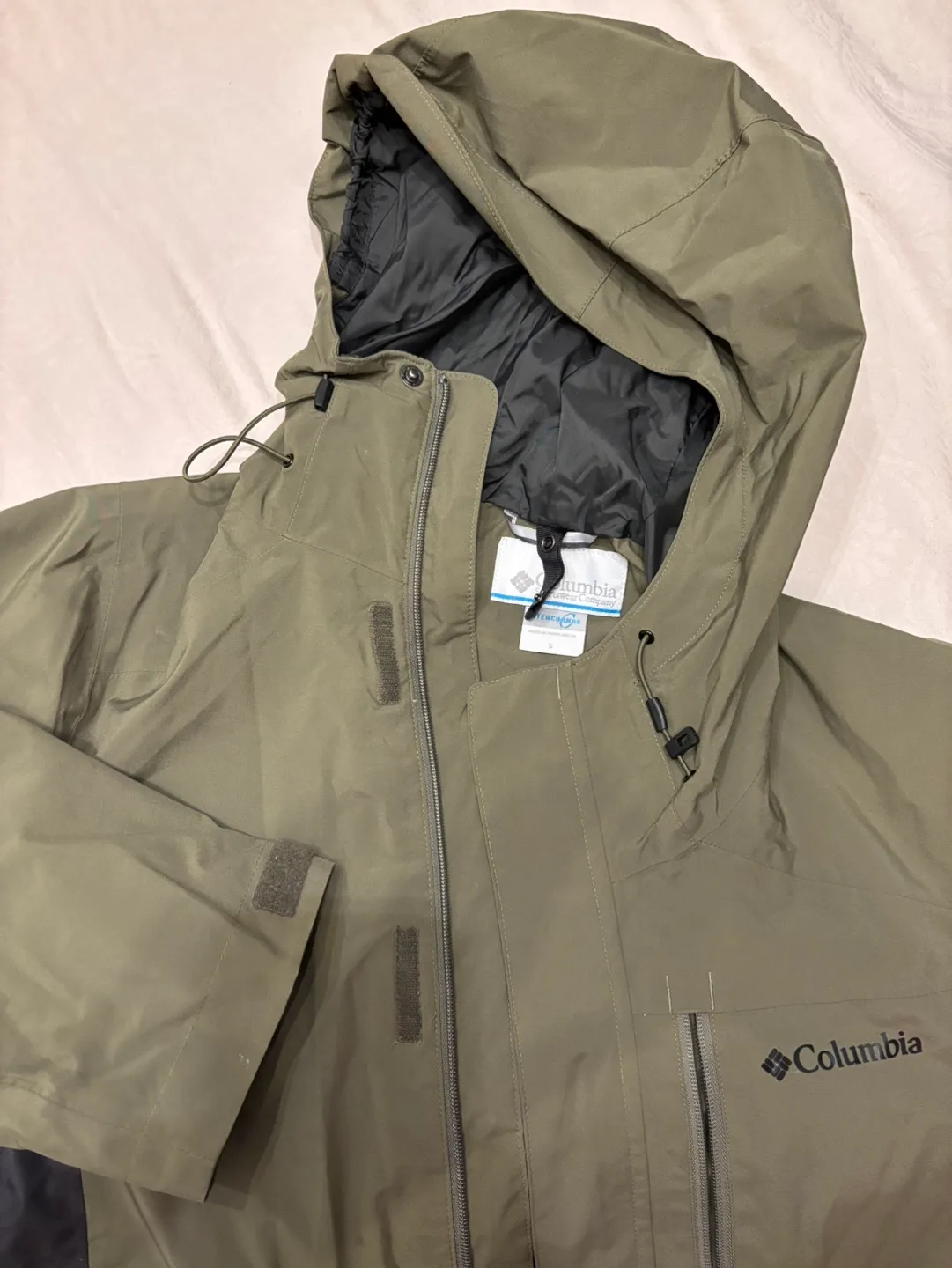 FREE Columbia Jacket (shell only), Nike Pants, and Grey Scarf thumbnail