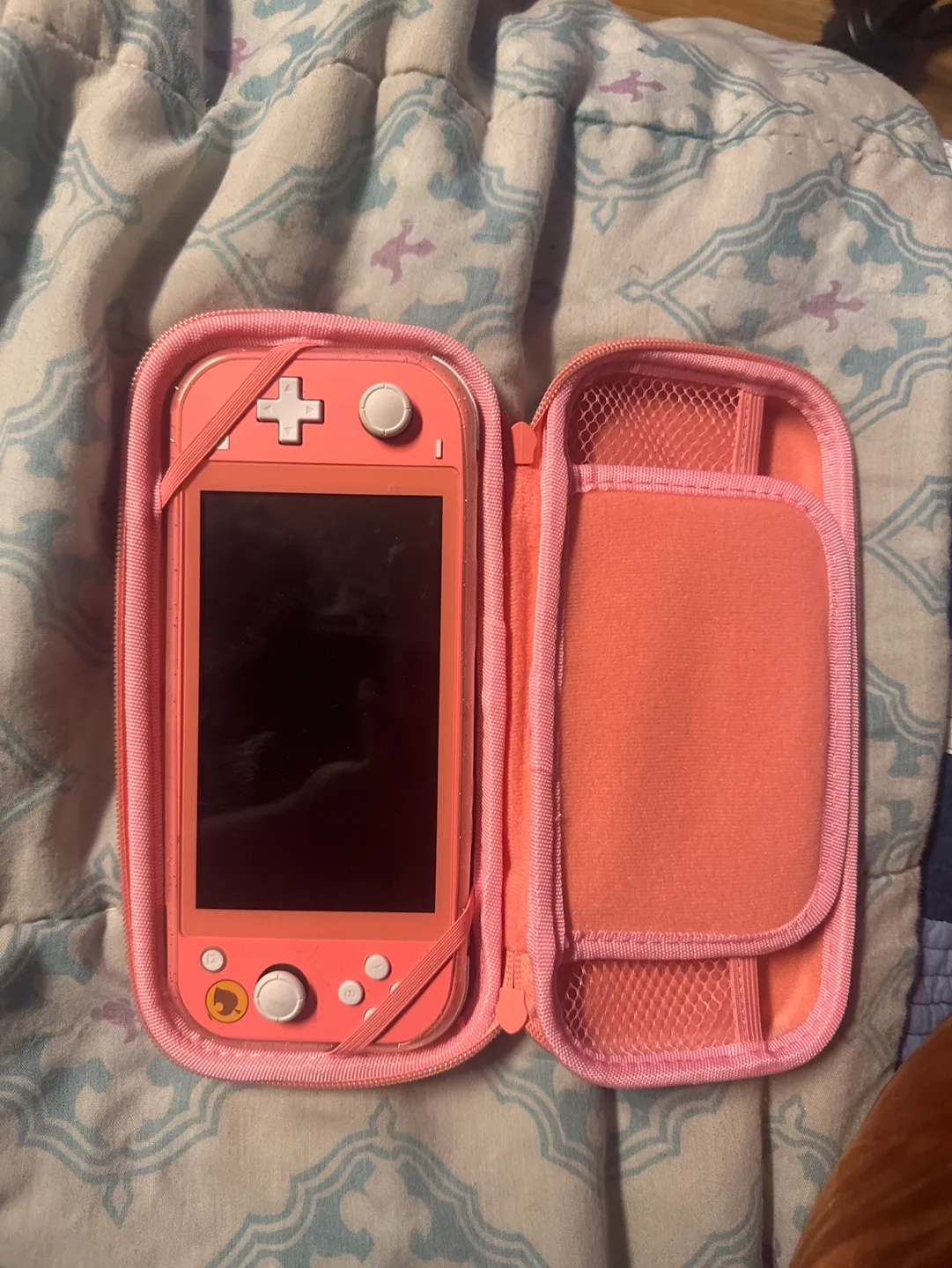 Nintendo Switch Lite Animal Crossing Edition thumbnail