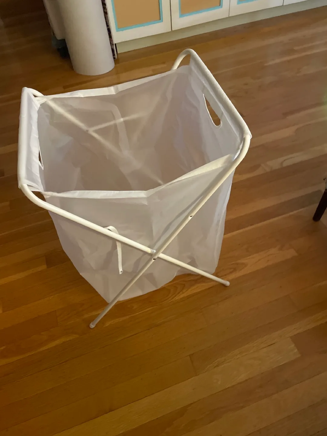 White Laundry Hamper with Metal Frame image indicator(2)