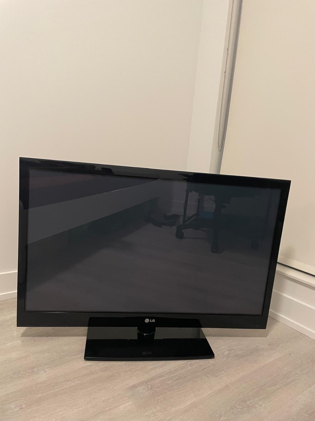 LG 42 Inch full HD LCD TV - photo 2