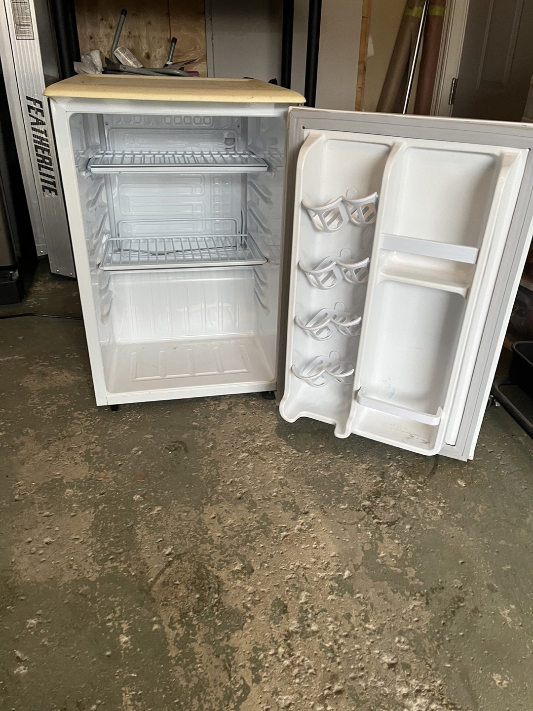 Danby Designer 2.5 Litre Compact Refrigerator - photo 4