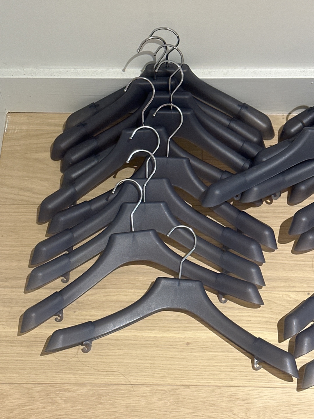 5 Plastic Extra Wide Suit Hangers with Notched Shoulders - photo 2