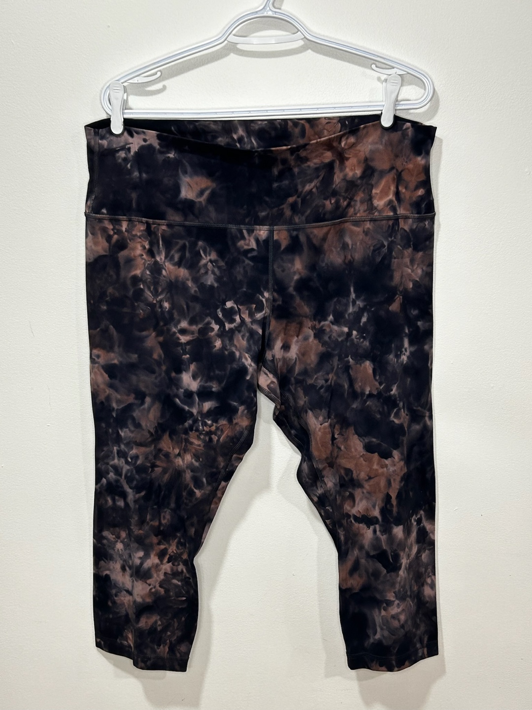 Lululemon Like New Black & Brown Tie Dye Crop Leggings Size 18