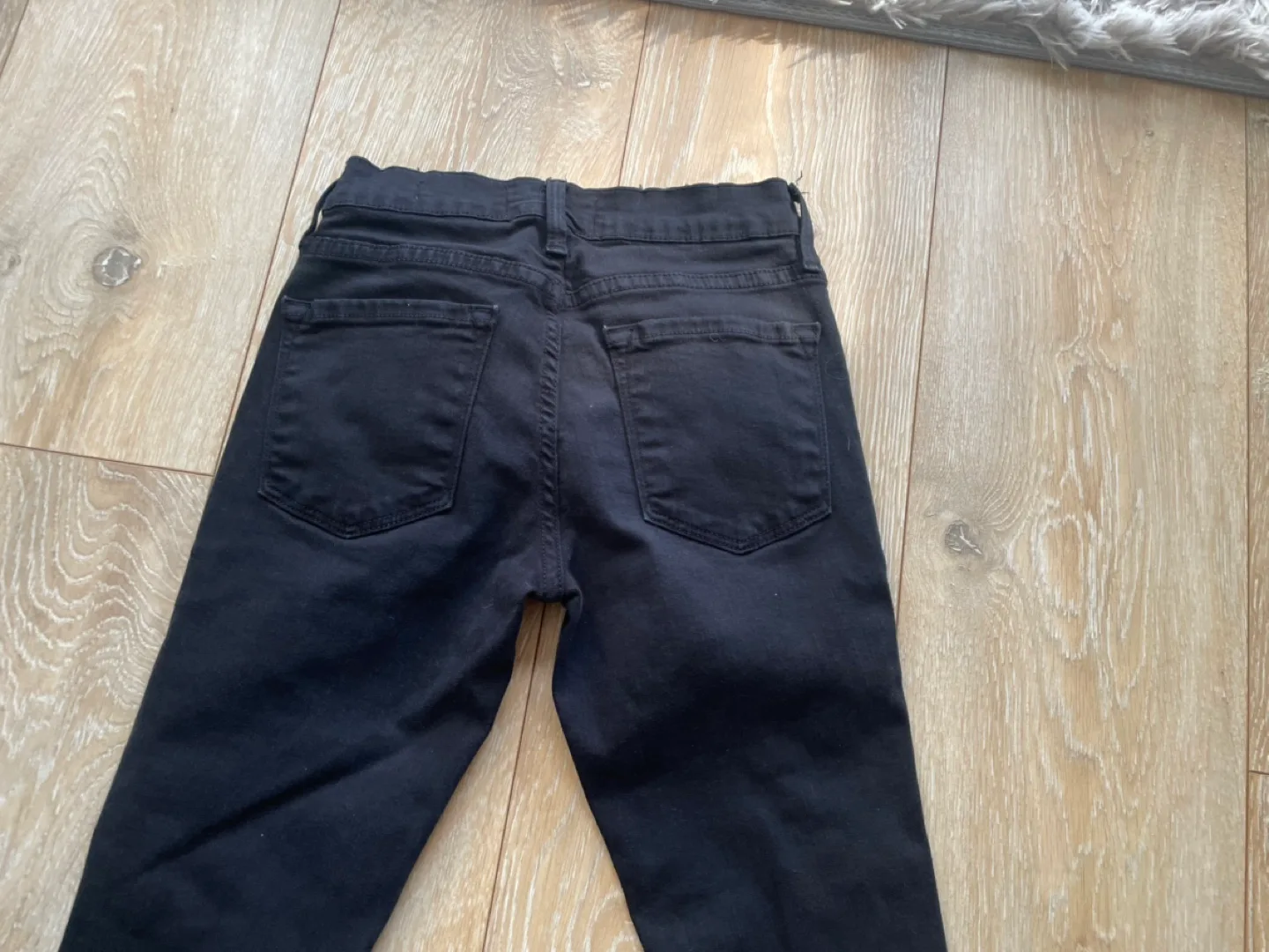 FRAME Le Skinny de Jeanne Black Distressed Jeans image indicator(6)