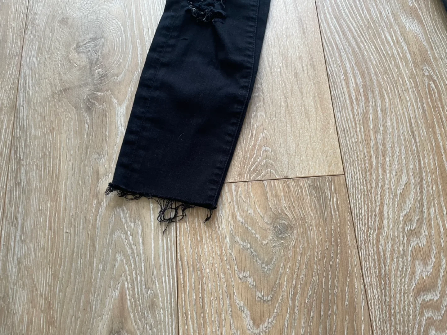 FRAME Le Skinny de Jeanne Black Distressed Jeans image indicator(5)