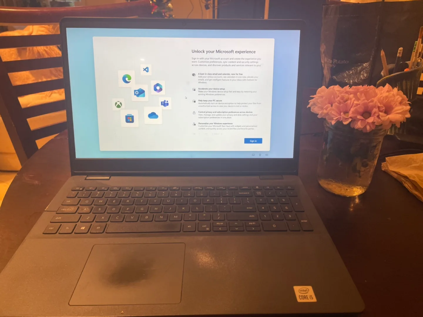 Dell laptop! Touch screen and water resistant image indicator(2)