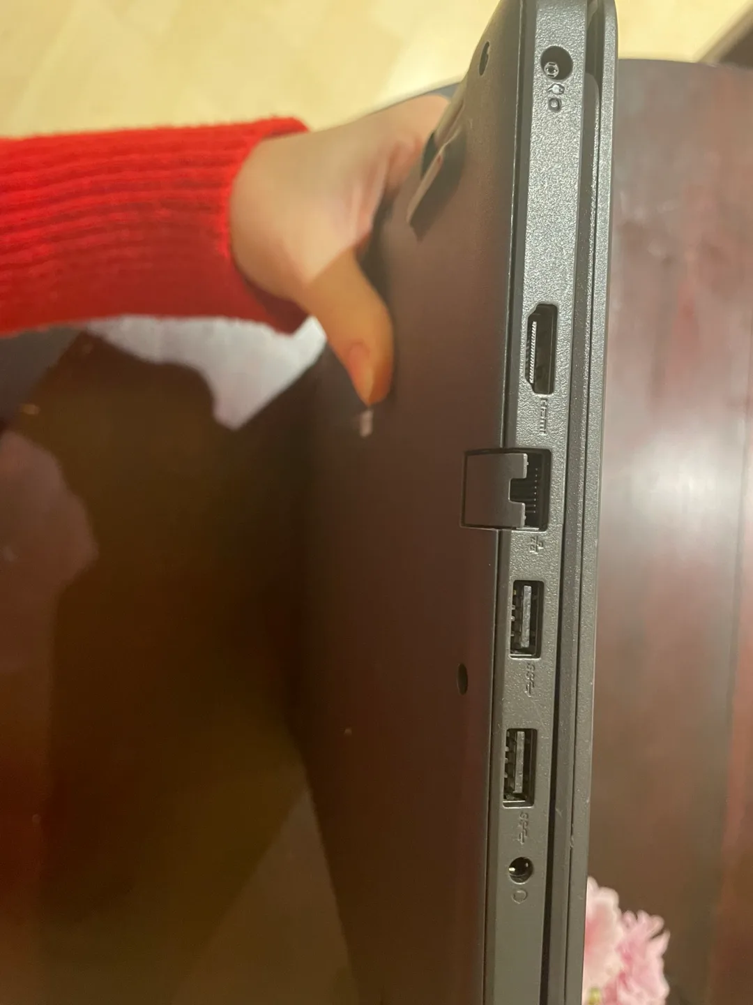 Dell laptop! Touch screen and water resistant image indicator(7)