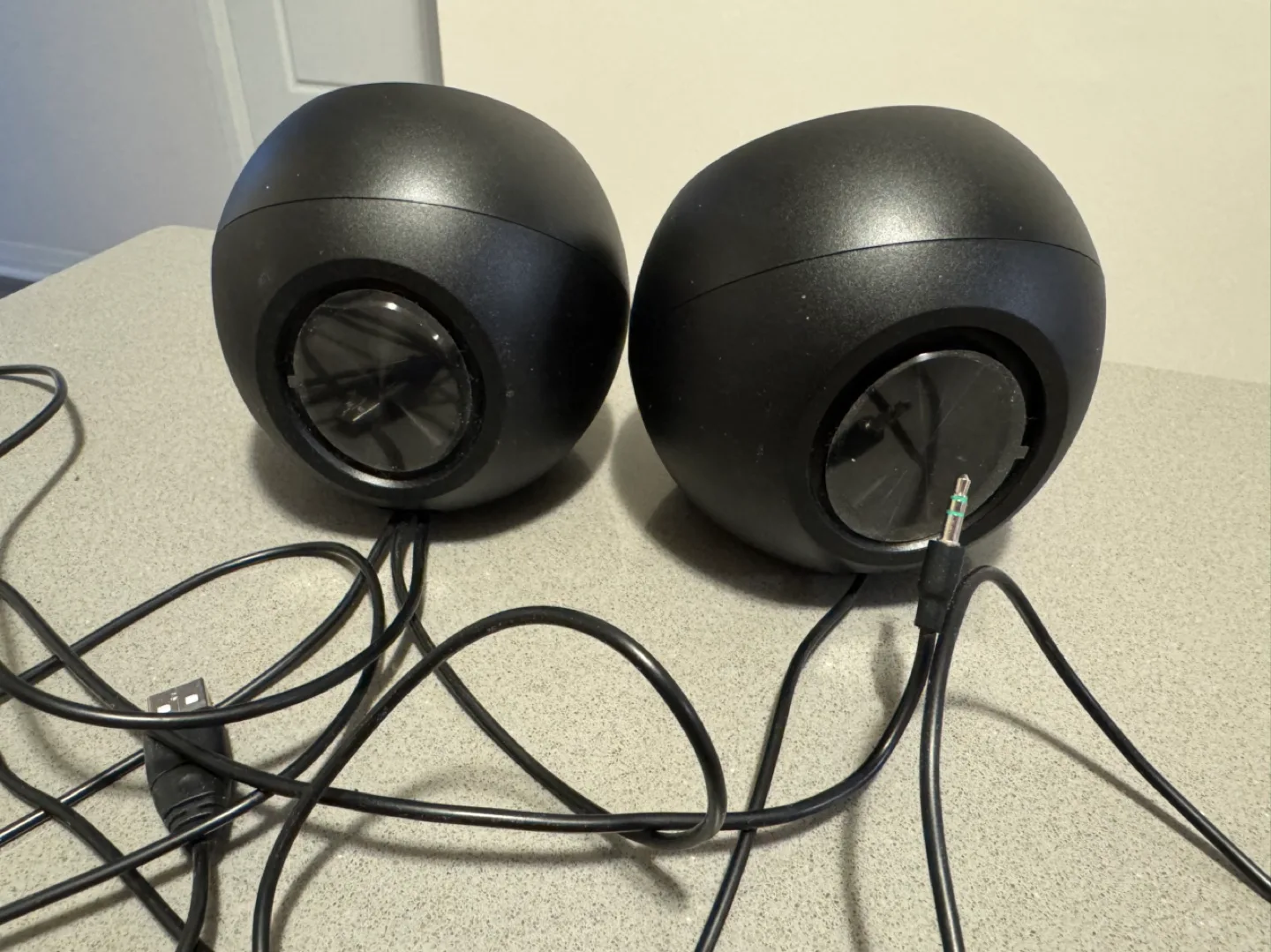 Creative Pebble 2.0 USB-Powered Desktop Speakers image indicator(2)