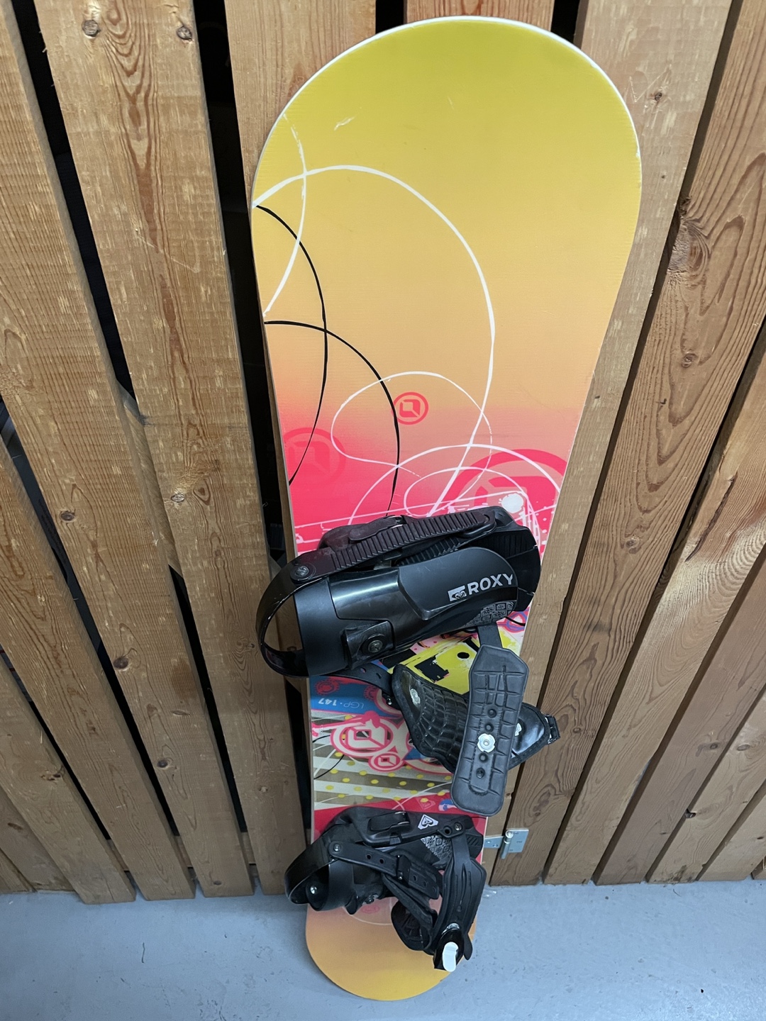Sapient 147 Women’s Snowboard with Roxy Bindings