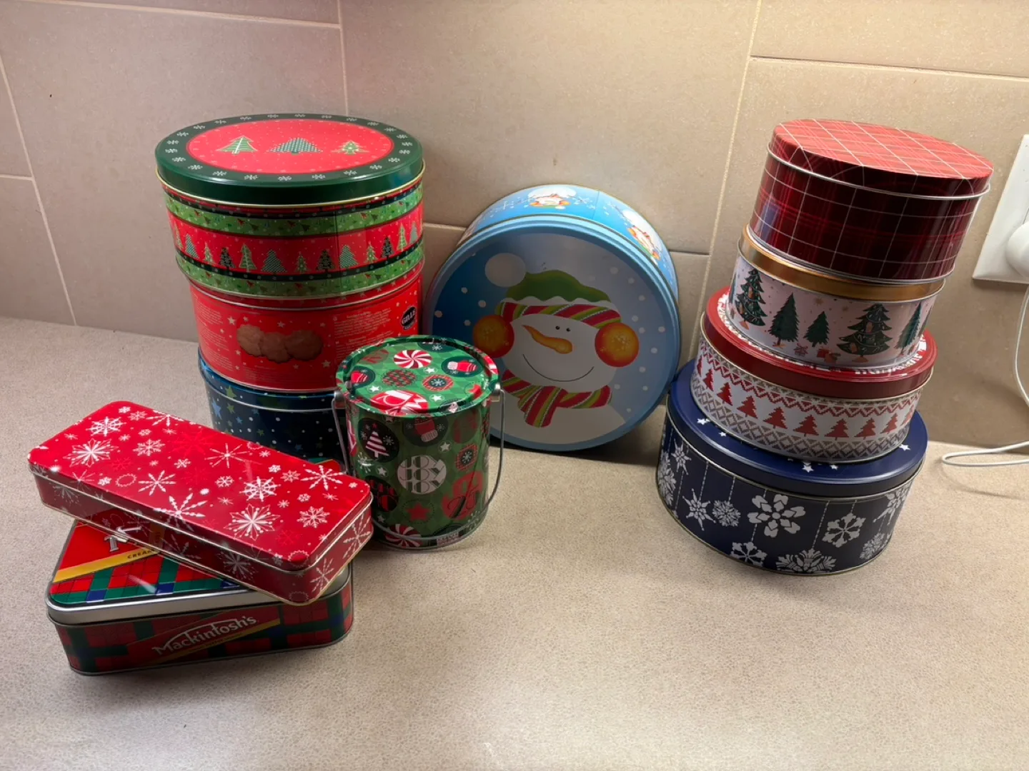11 Christmas Cookie Tins thumbnail