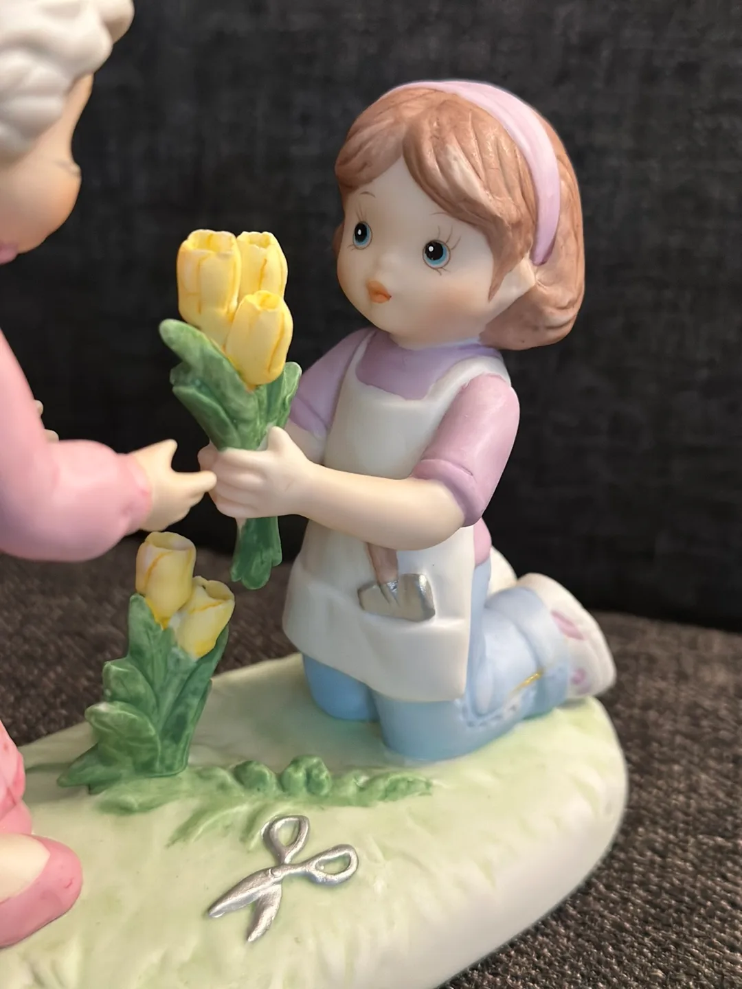 Sisters & Best Friends Porcelain Figurine image indicator(3)