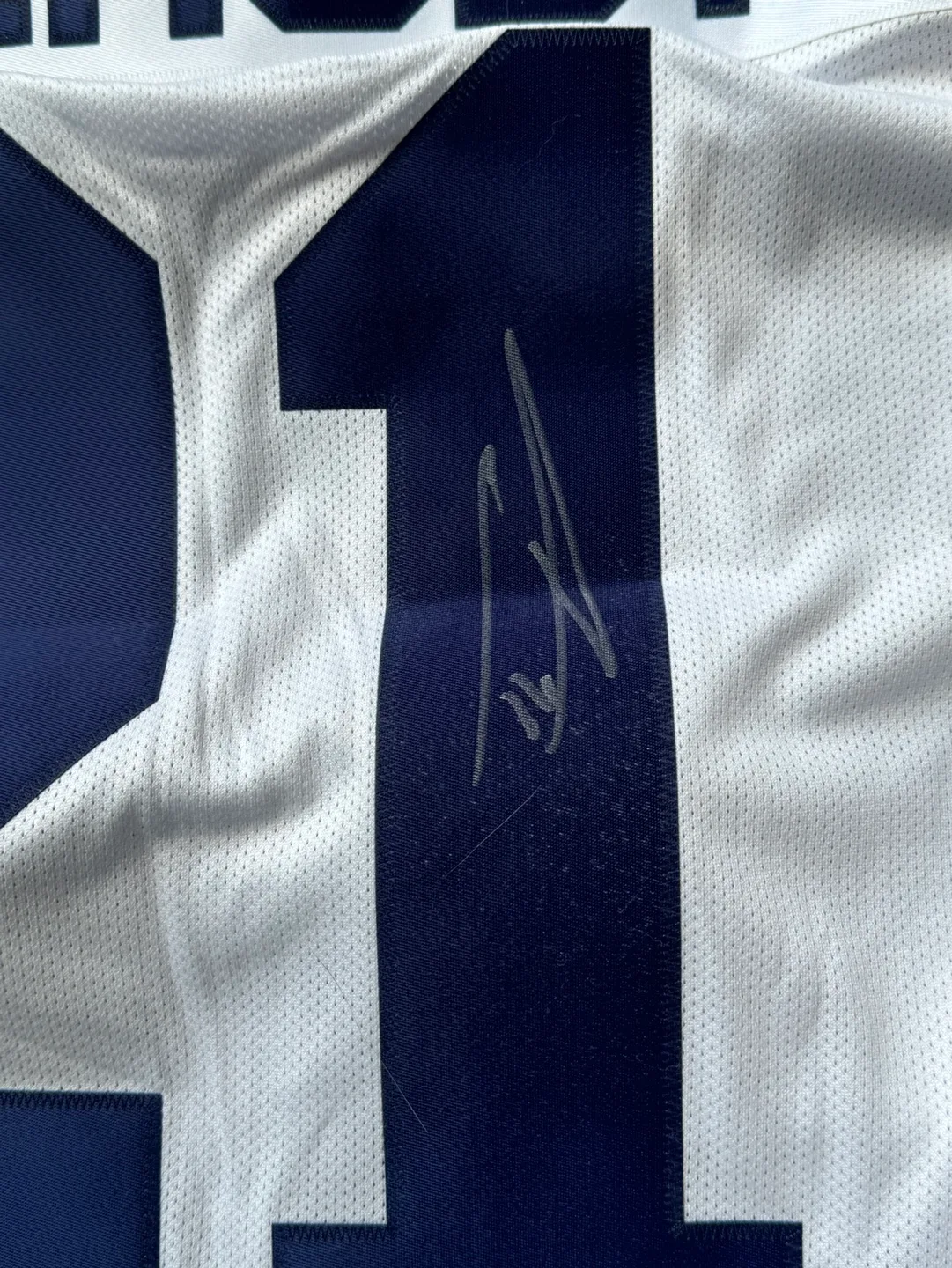 Official Signed Maple Leafs Van Riemsdyk Jersey image indicator(3)