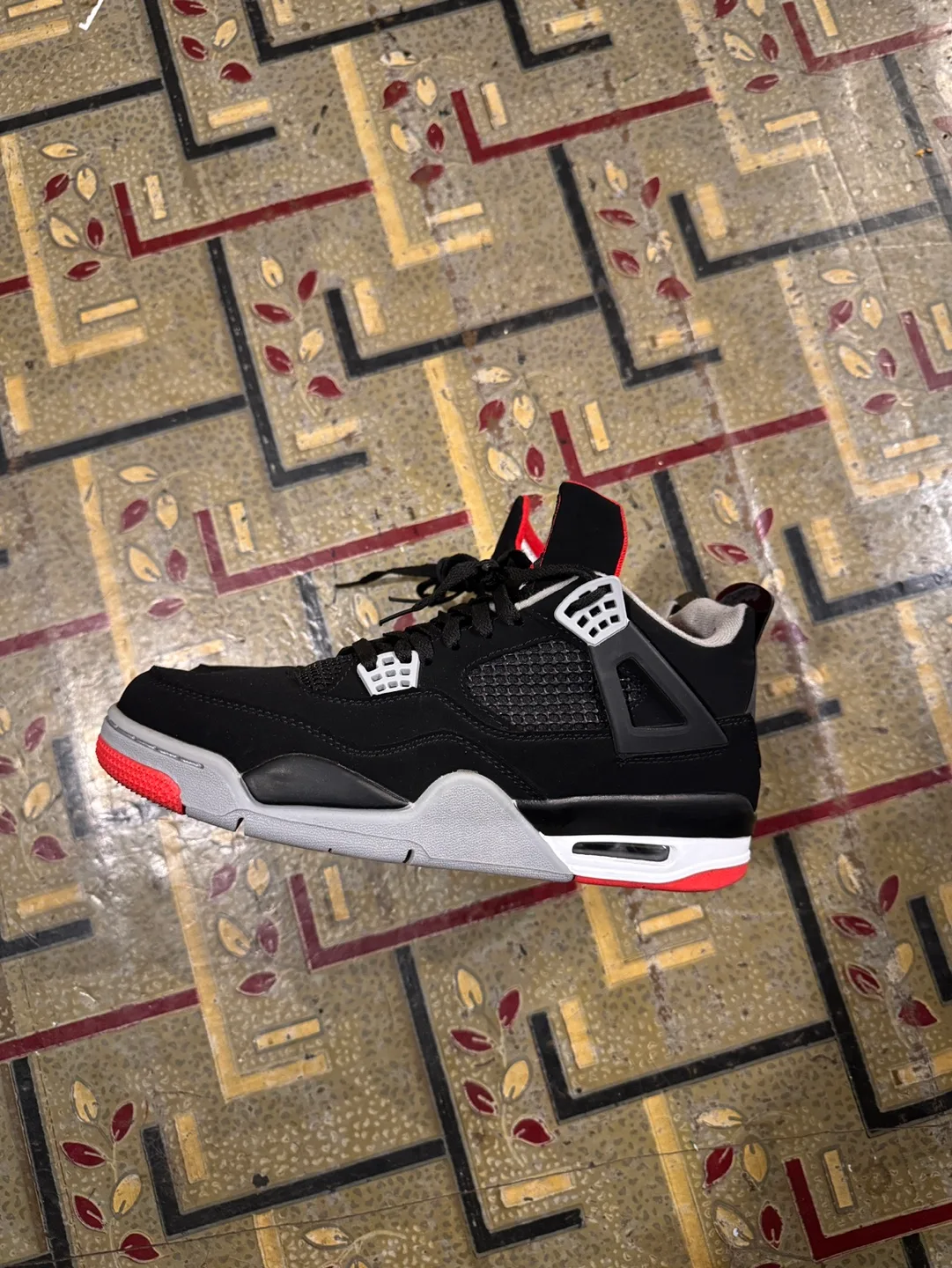 Air Jordan 4 Retro bred size 8.5 image indicator(2)