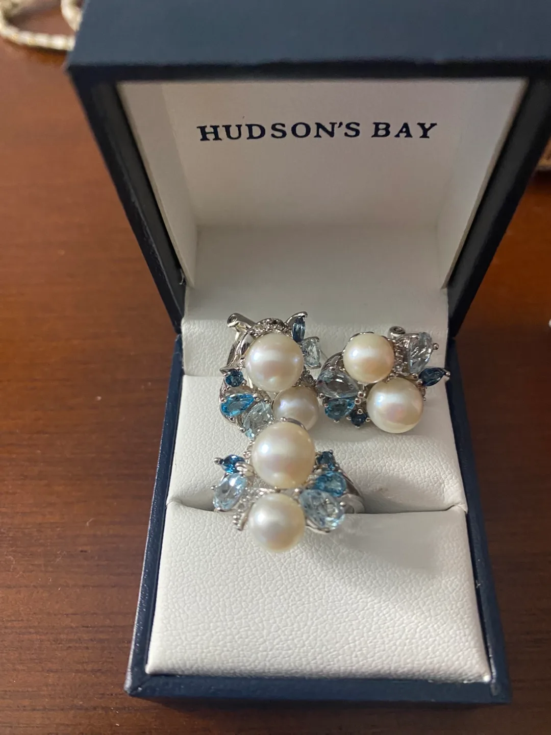 Gucci Gold Tone Watch image indicator(5)