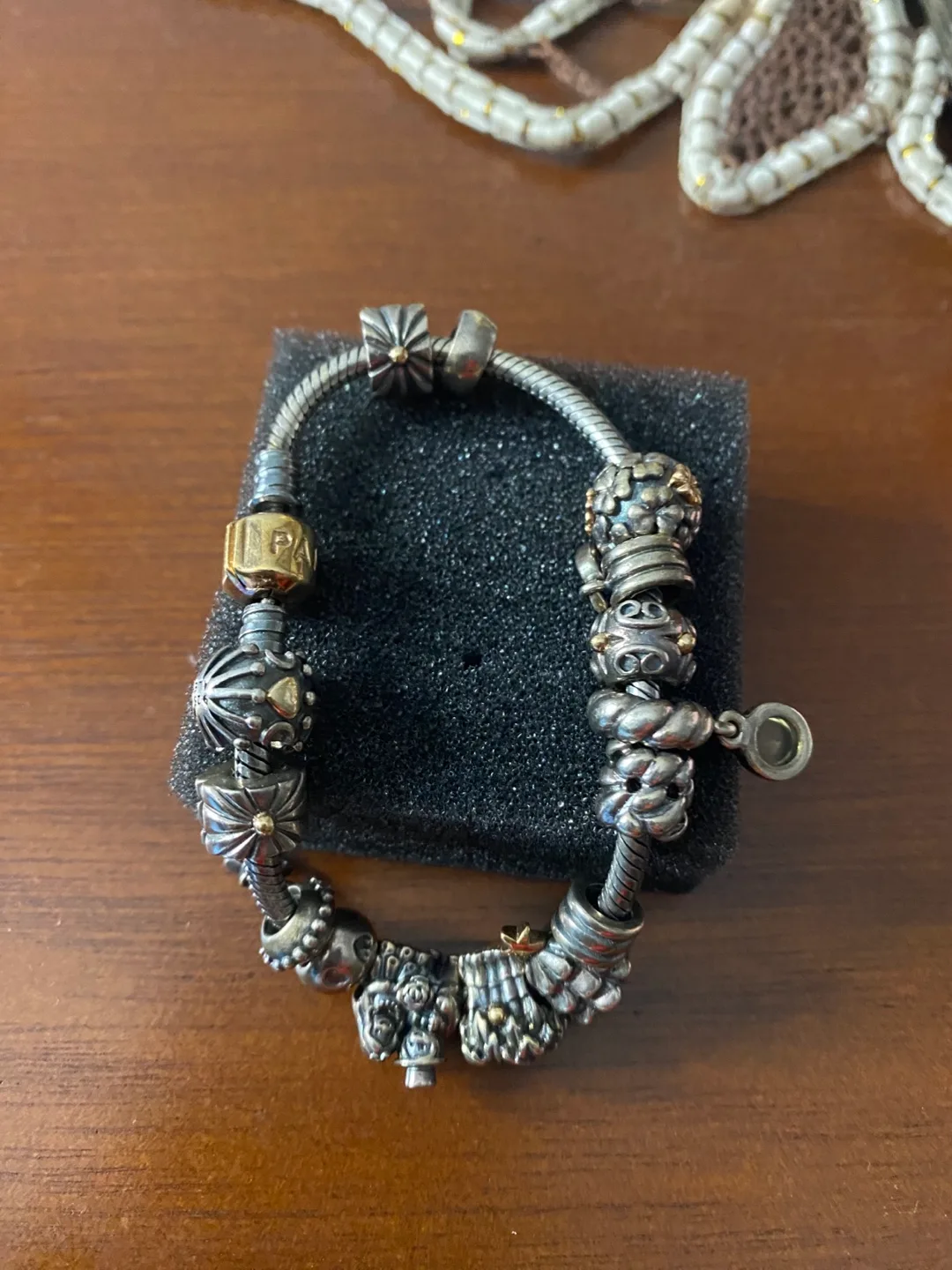 Gucci Gold Tone Watch image indicator(4)