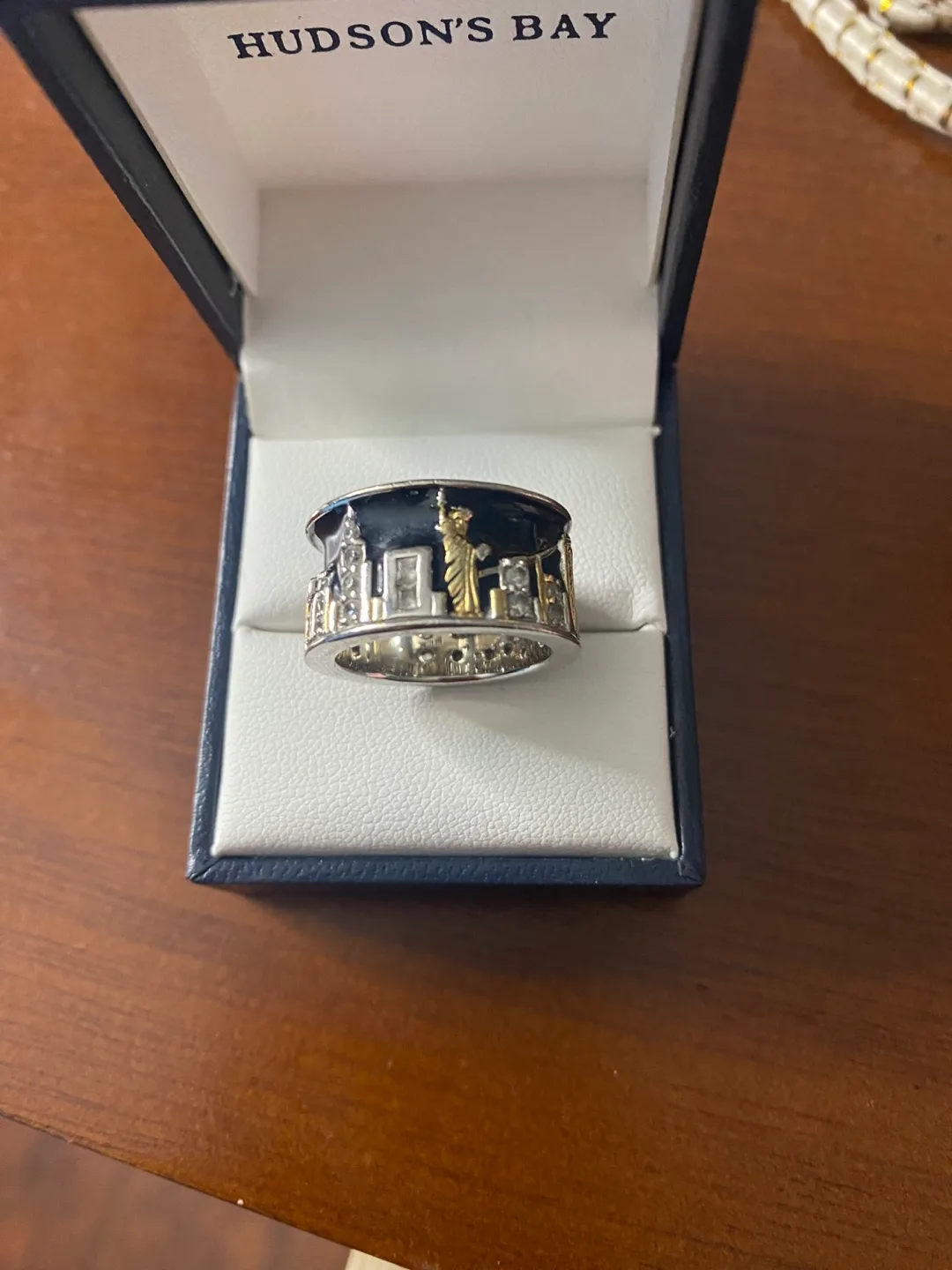 Gucci Gold Tone Watch image indicator(2)