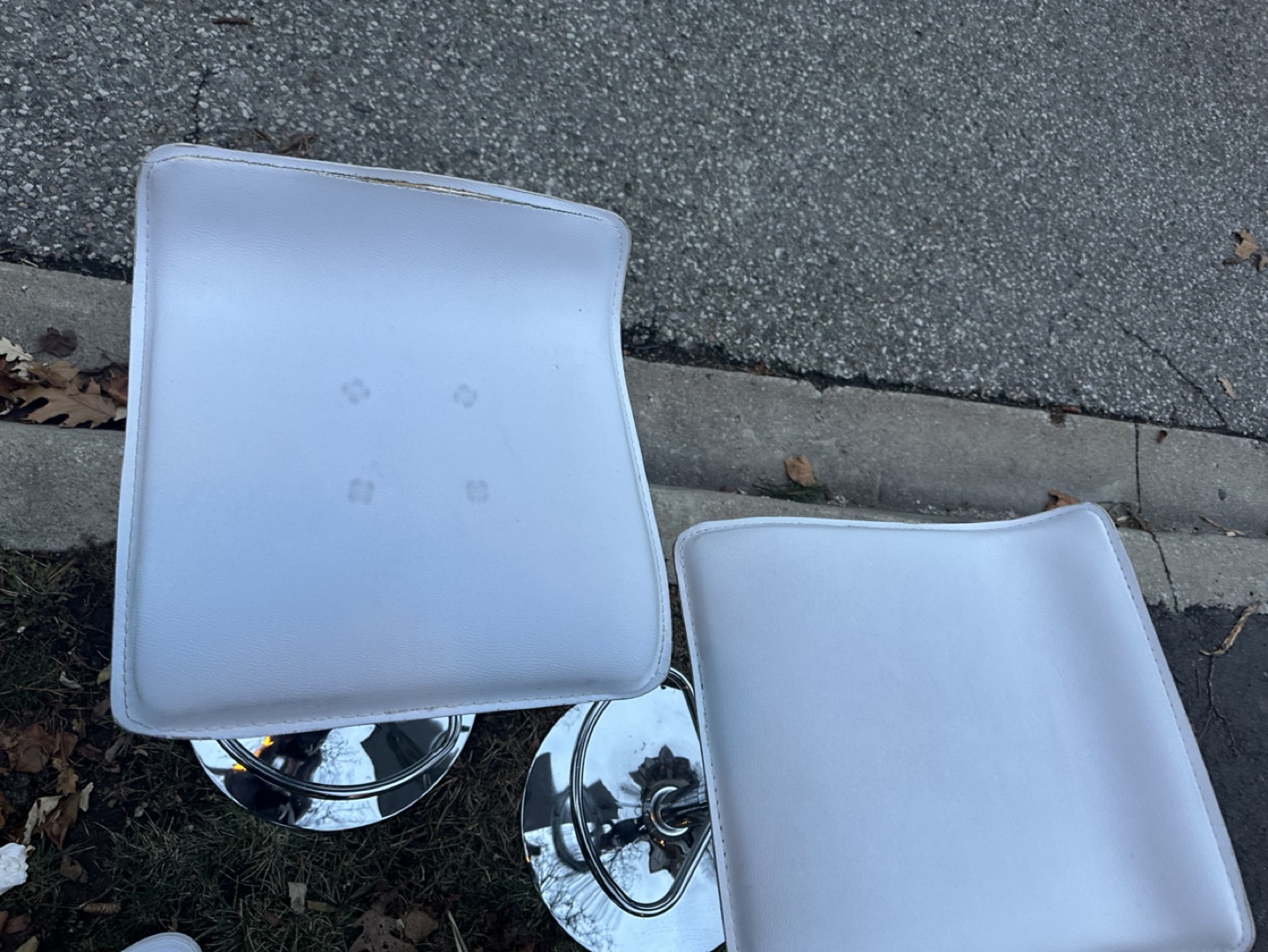 White bar stools - photo 2