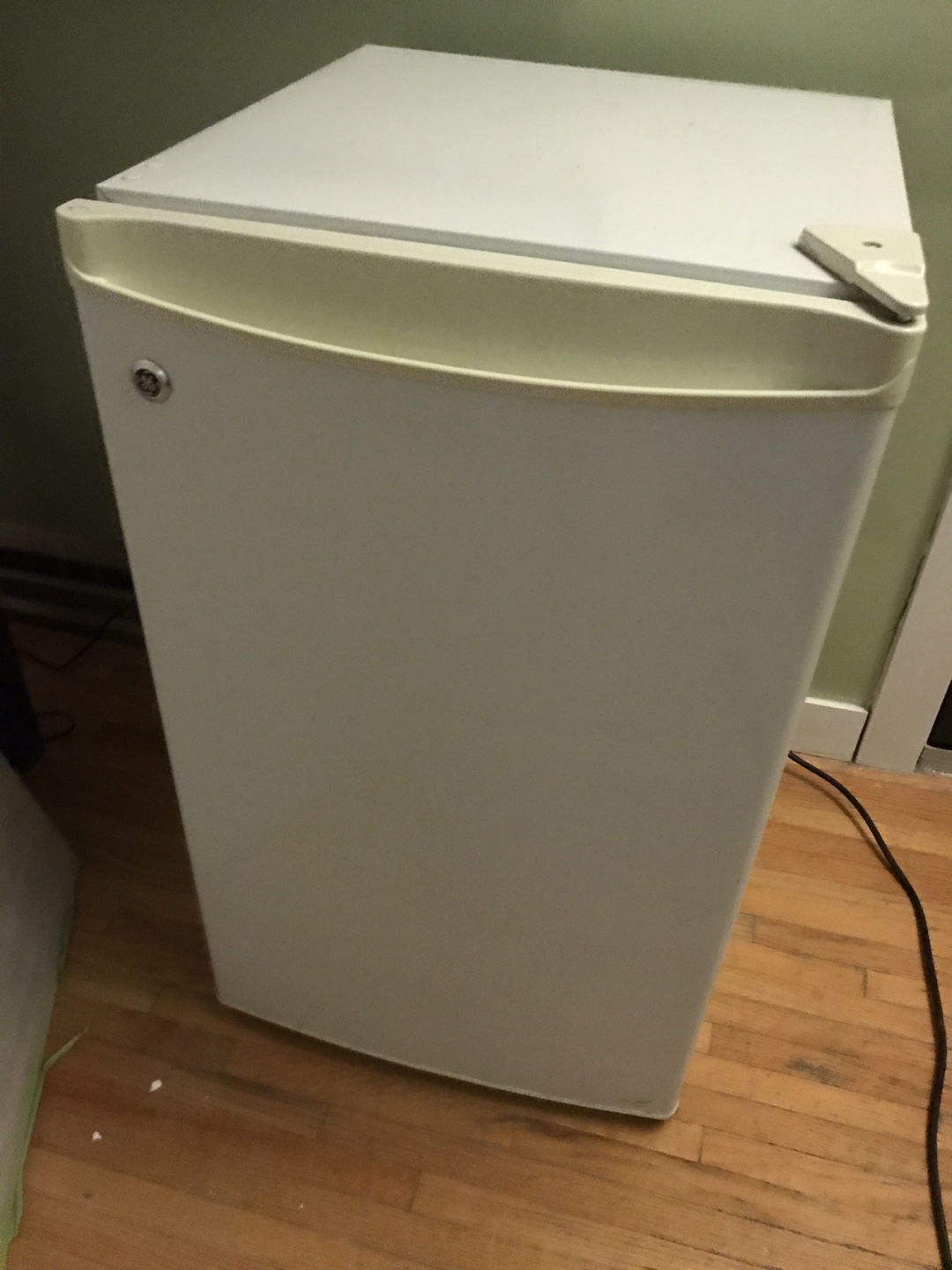 GE Compact Refrigerator - photo 2