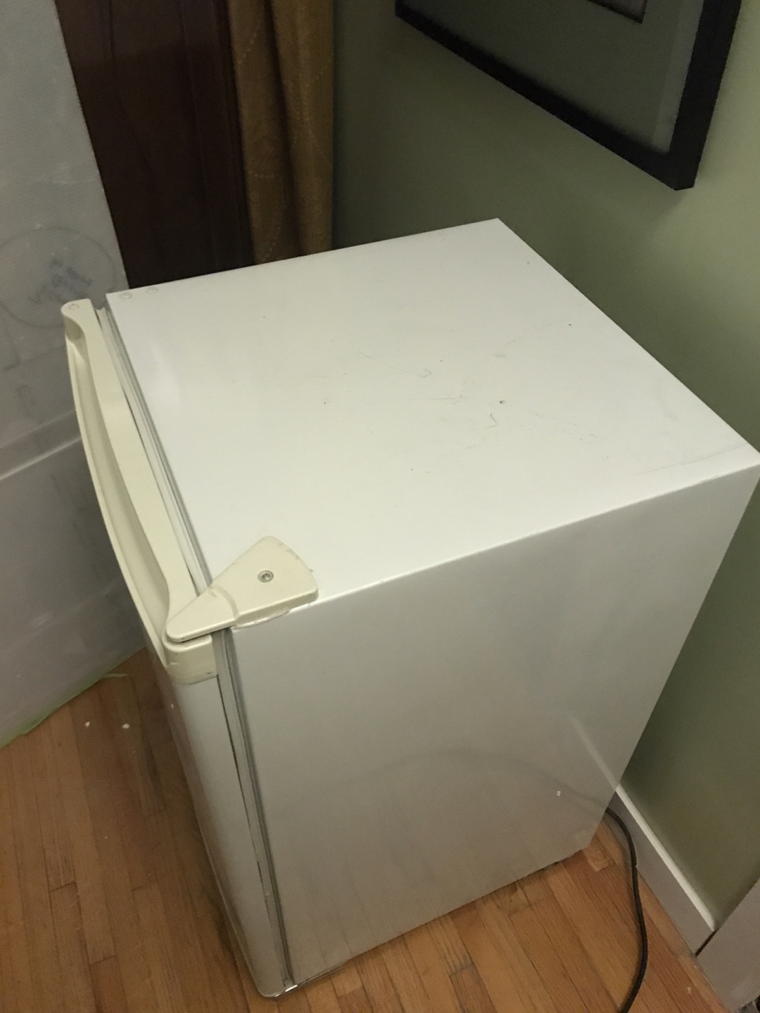 GE Compact Refrigerator - photo 3