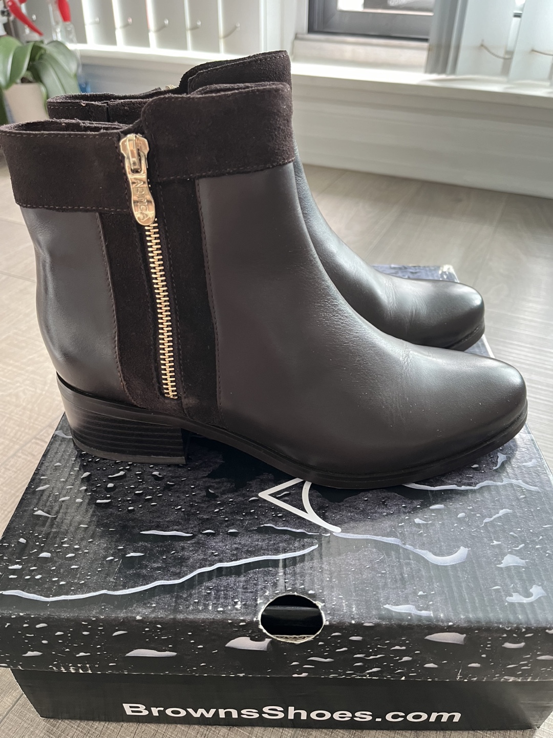 Brand New Artica Women Booties size 7 - photo 2