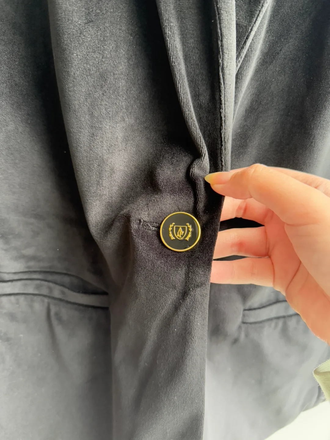 Abercrombie & Fitch Velvet Blazer image indicator(3)