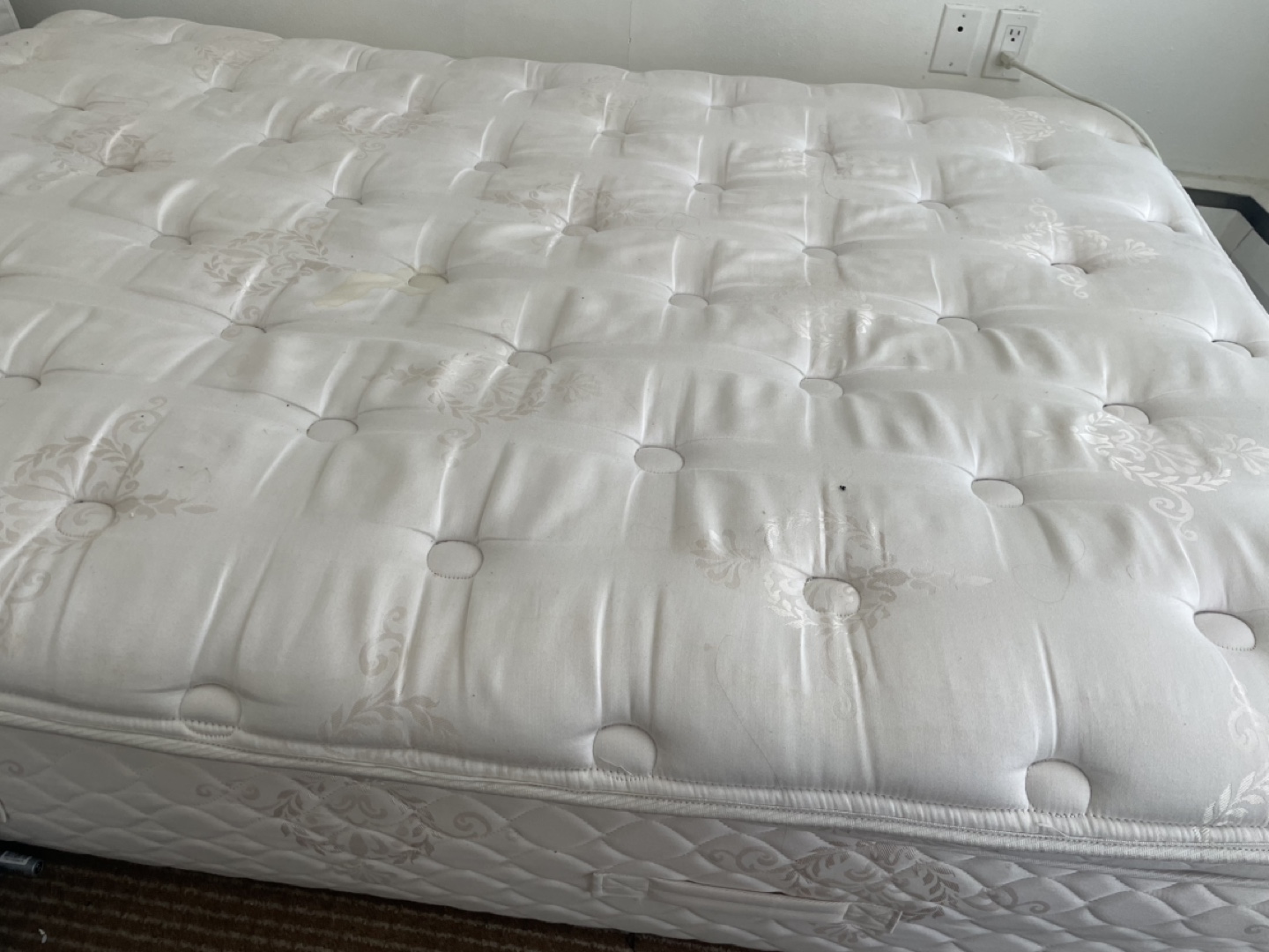 Free spring Queen Mattress - photo 3
