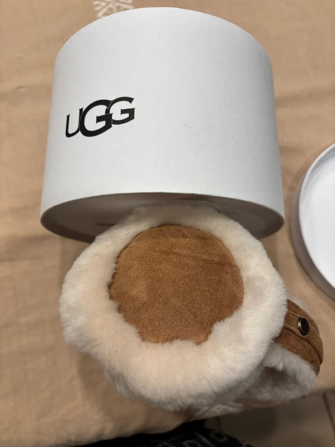 Ugg winter earmuff image indicator(2)