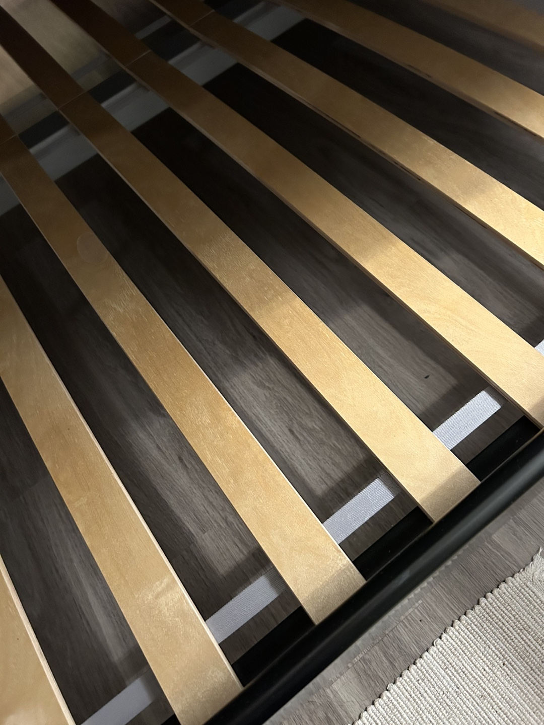 Queen size bed with mattress - photo 2