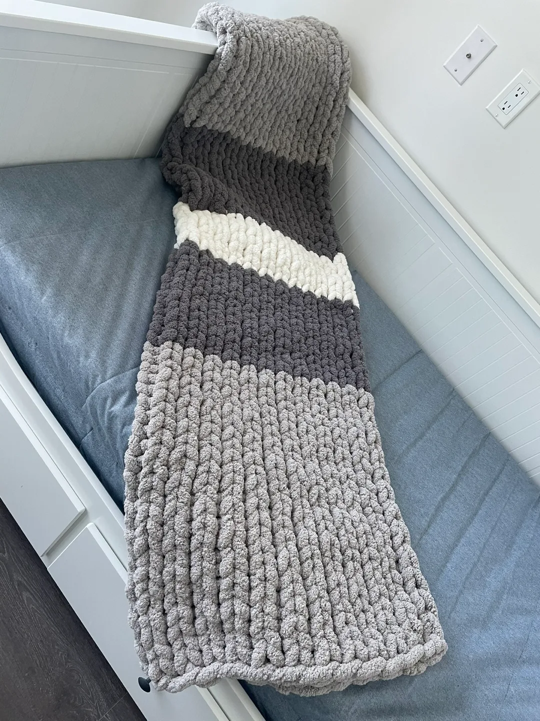 Chunky Chenille Knit Blanket! image indicator(3)