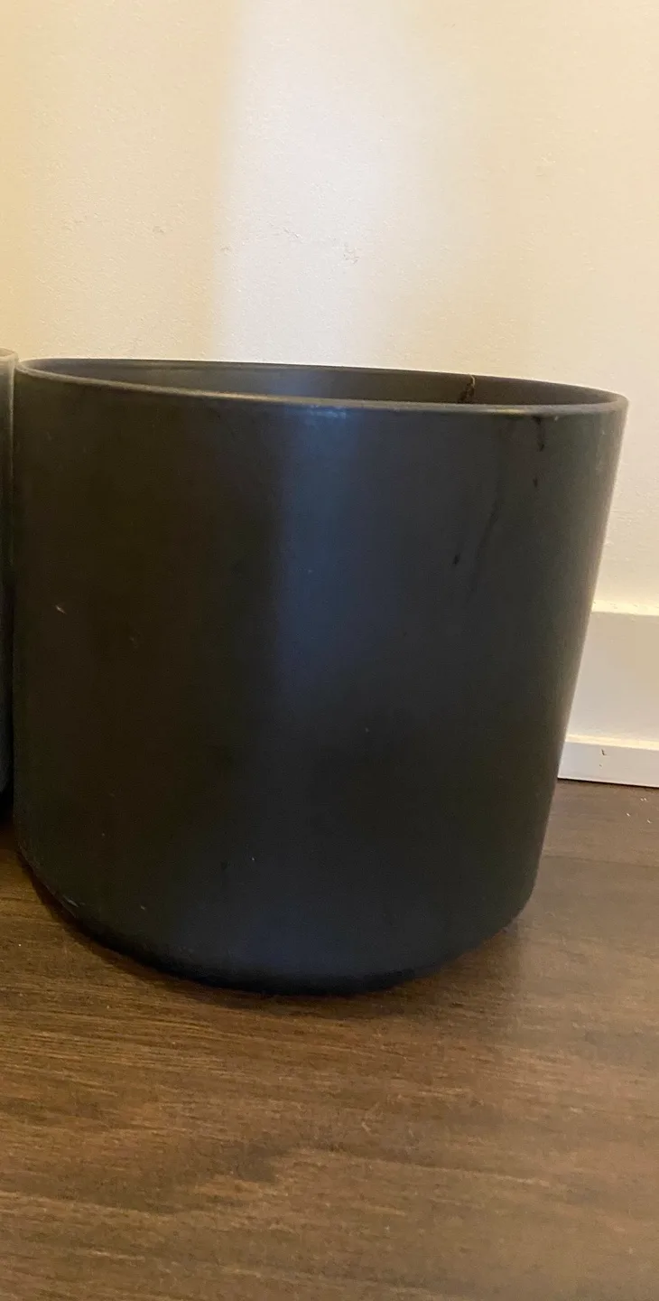 Two Large Ceramic Plant Pots image indicator(2)