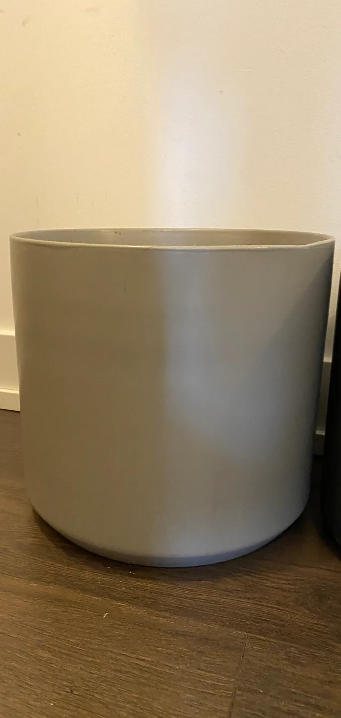 Two Large Ceramic Plant Pots image indicator(3)