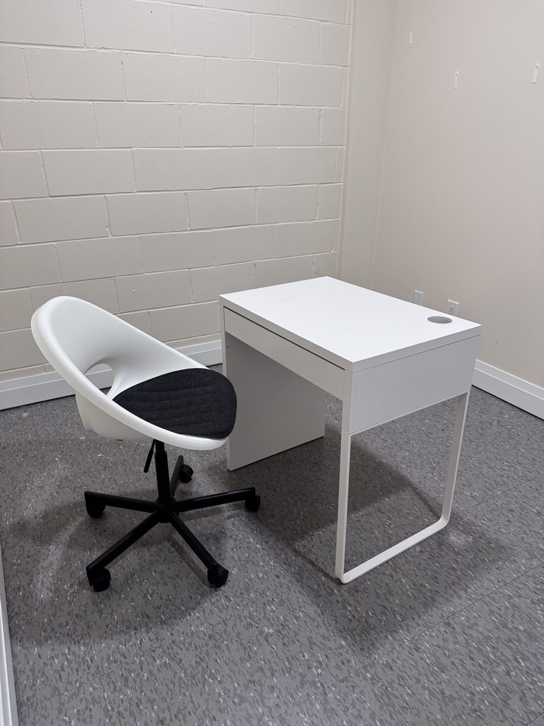 White Desk and Chair Set - photo 2