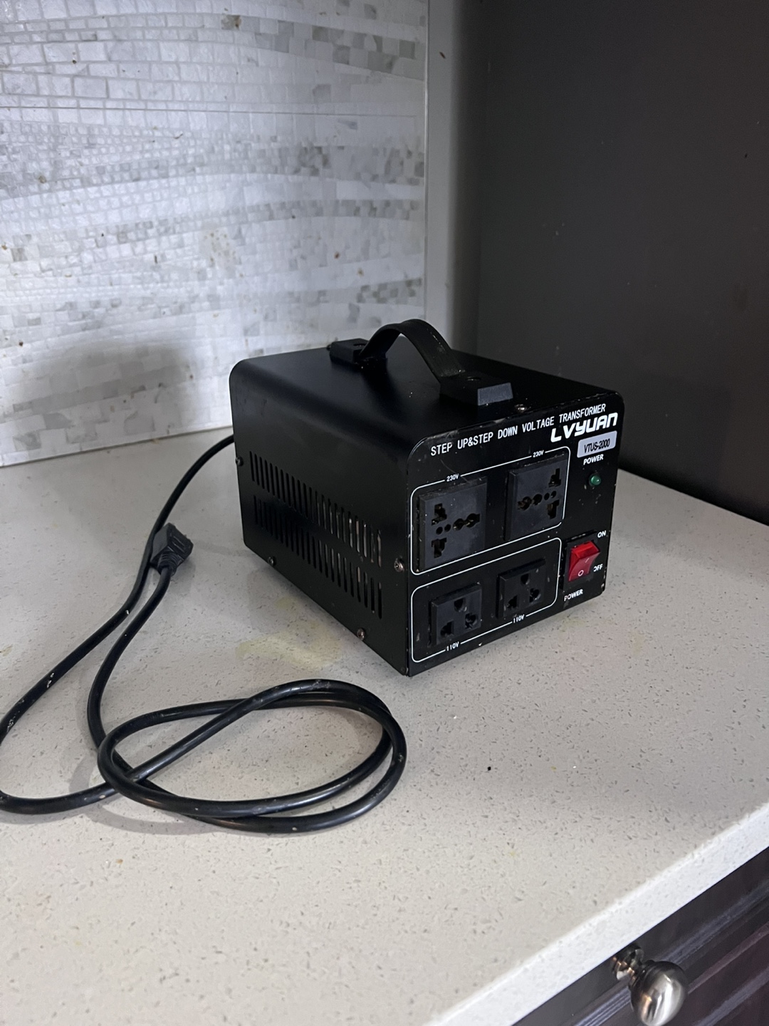 Step Up/ Step Down Voltage Transformer 110V/ 220V- 2000 Watt - photo 2