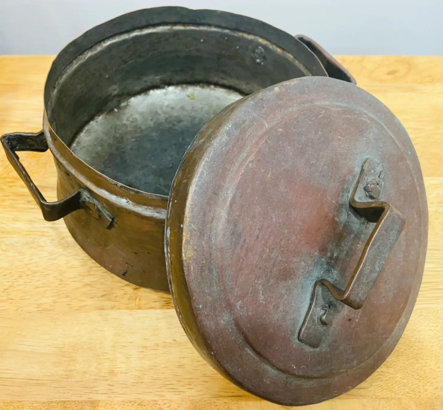 Antique Hand Hammered Copper Covered Pot image indicator(3)