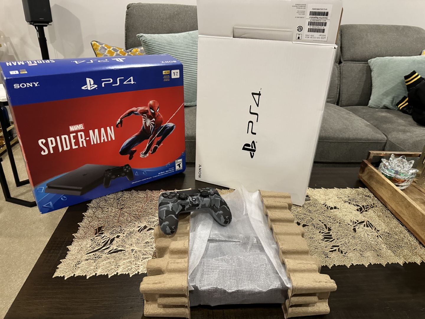 PS4 1TB Console - Spider-Man Bundle - photo 4