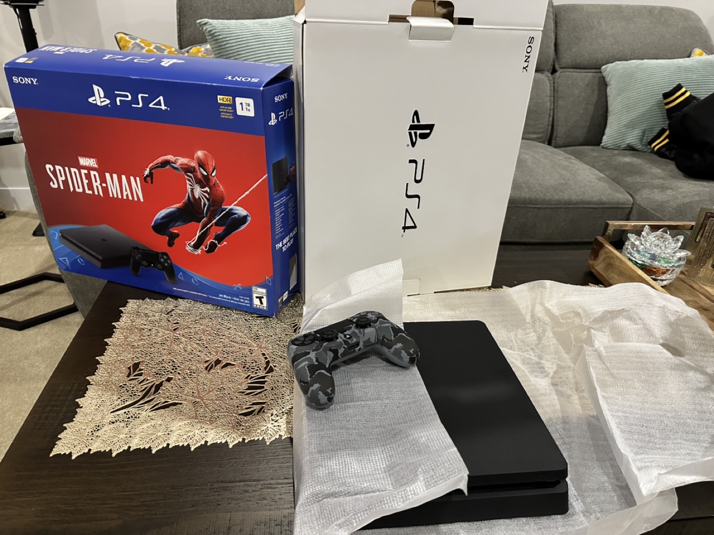 PS4 1TB Console - Spider-Man Bundle - photo 5