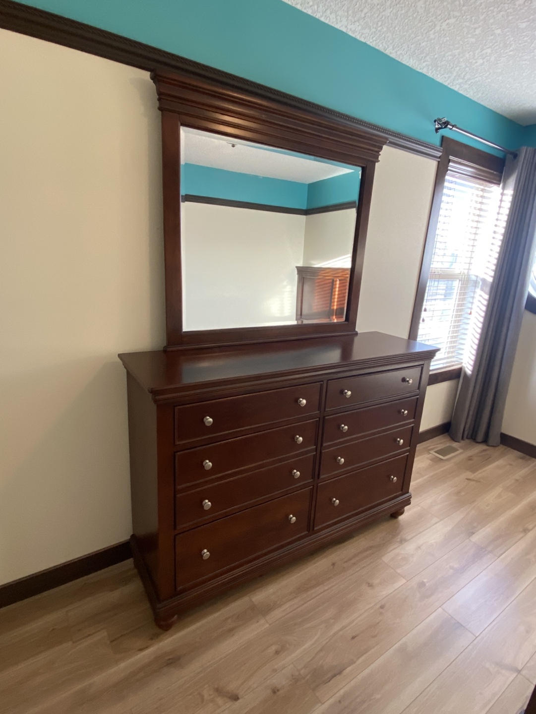 🏆 Awesome large drawers / dressers attached a nice mirror