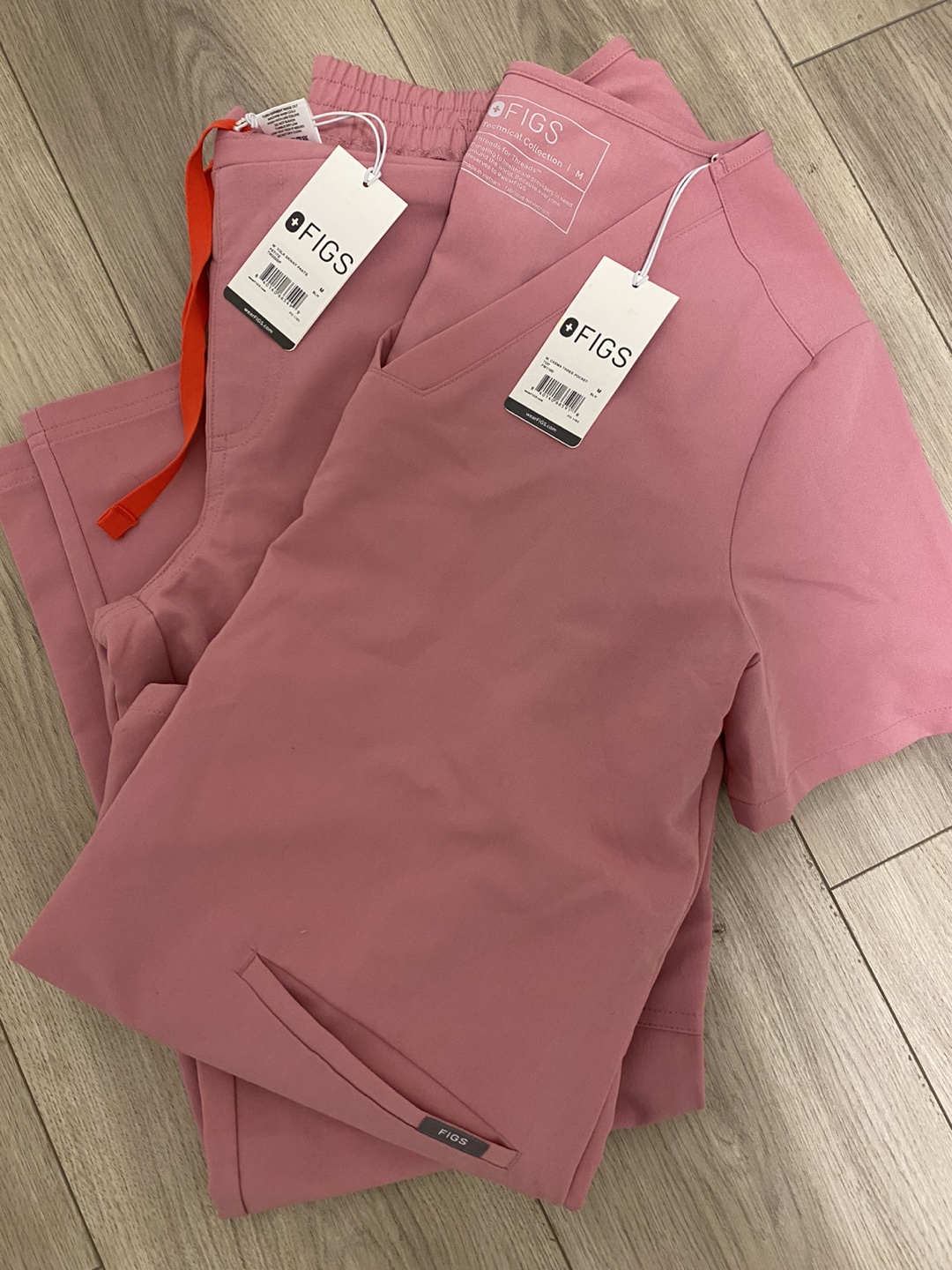 FIGS Scrubs Set