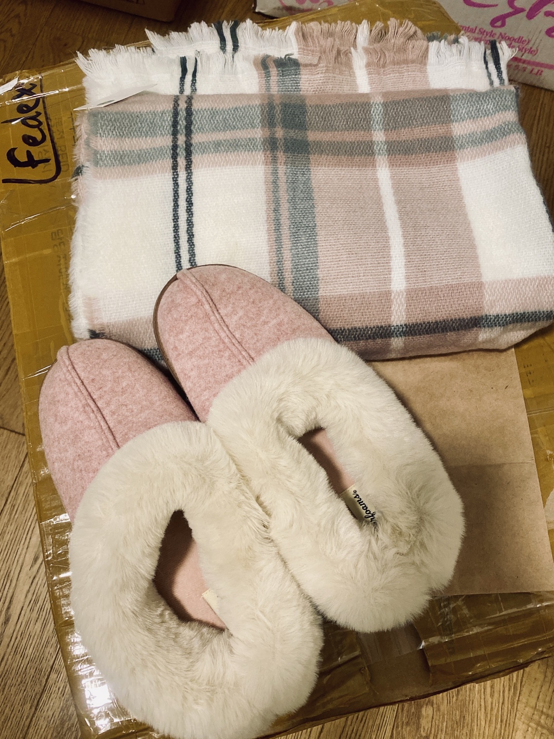 Women's Pink Slippers + Warm scarf. - photo 2