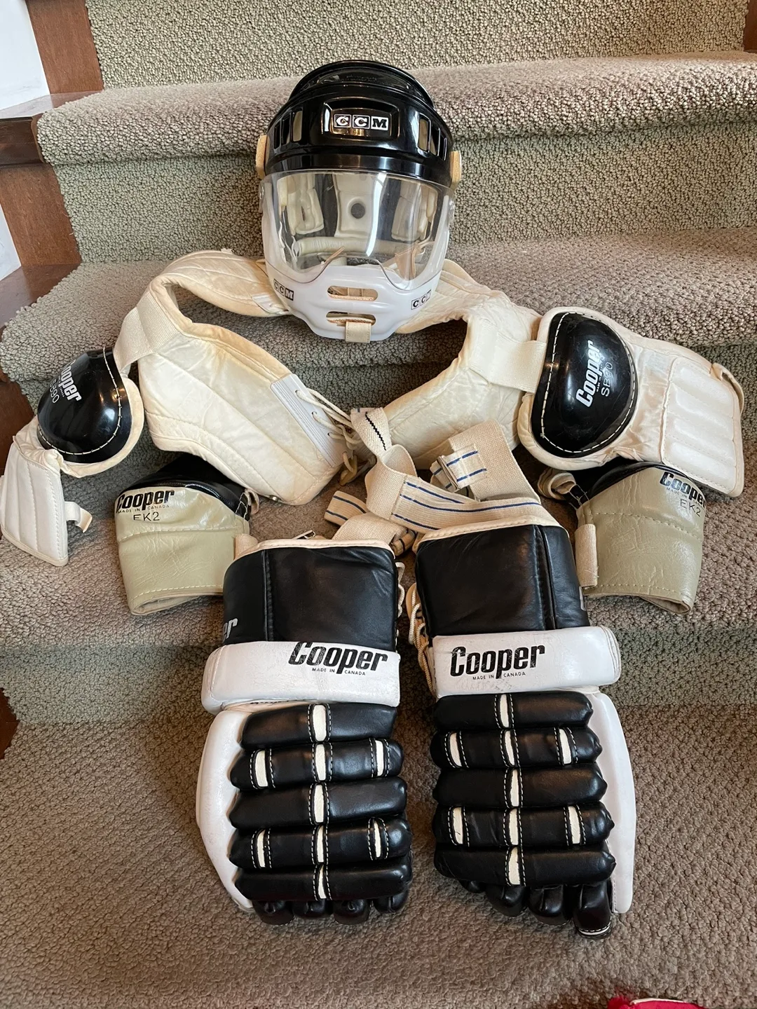 Vintage Hockey Equipment Set image indicator(2)