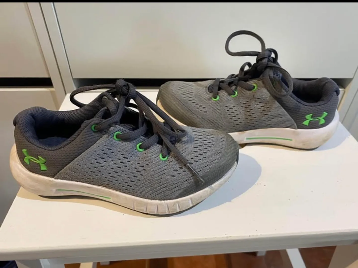 Under Armour Boys Running Shoes Size 12 image indicator(2)