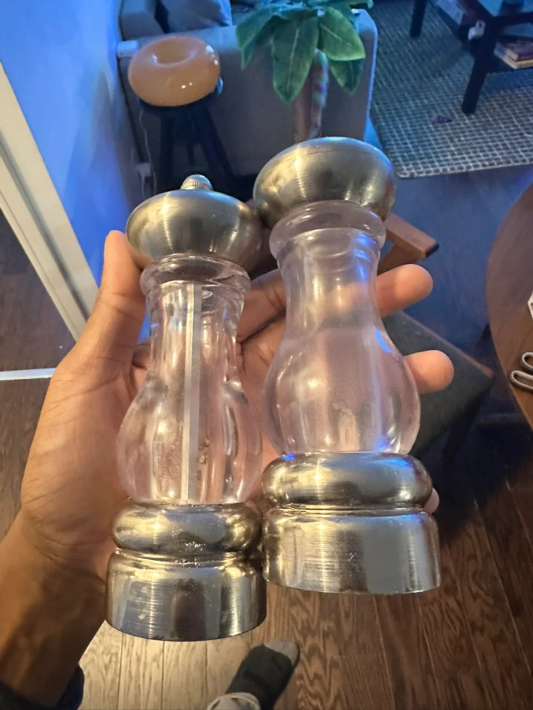 Salt shaker and pepper mill thumbnail