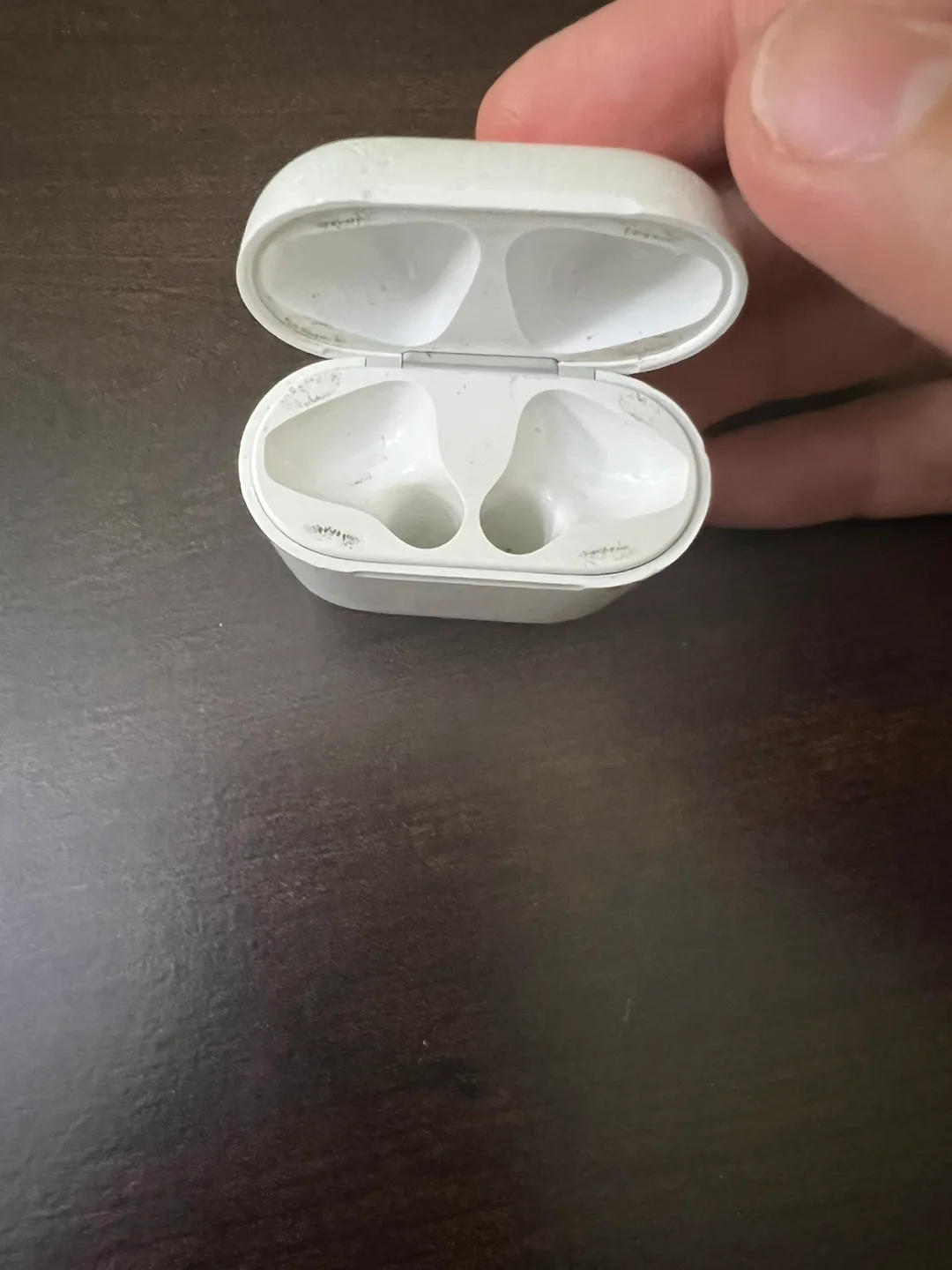 Original Apple AirPods 2gen case with left earbuds image indicator(4)