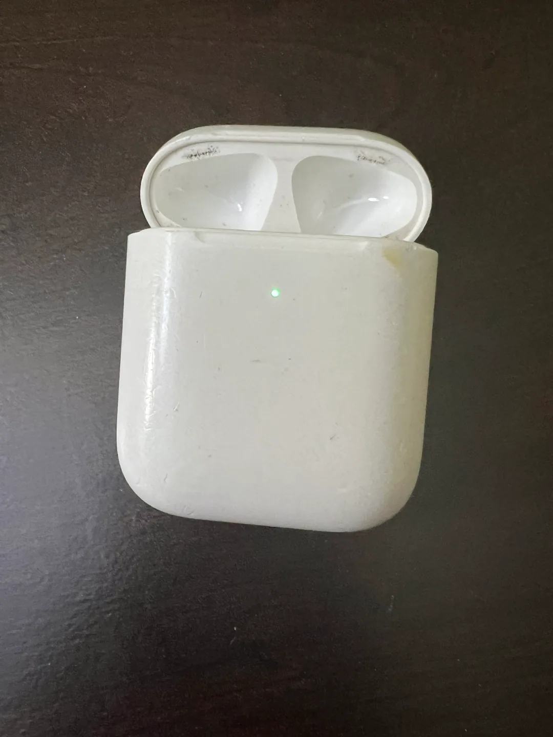 Original Apple AirPods 2gen case with left earbuds image indicator(3)