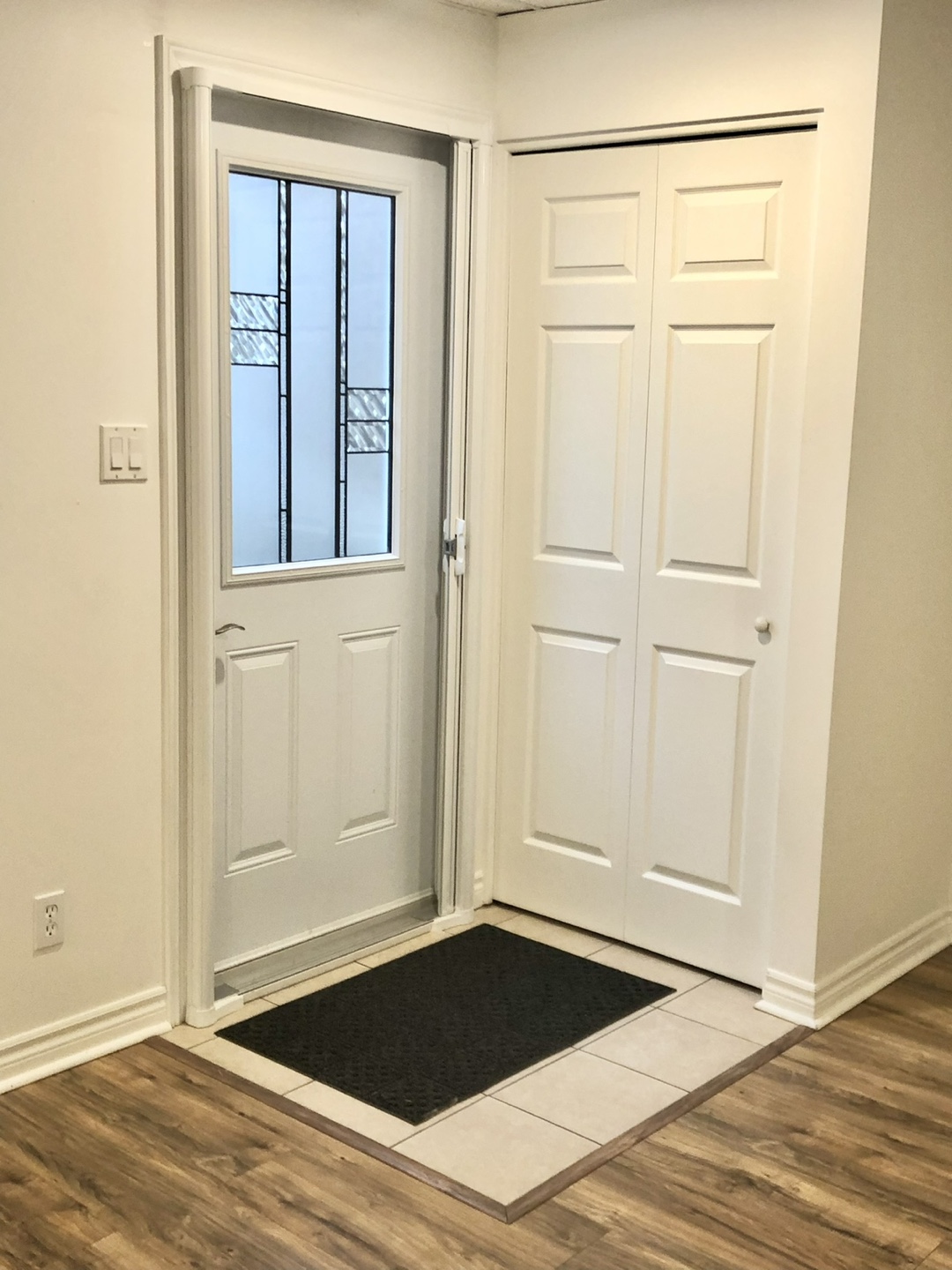 Private All INCLUSIVE - Rare 1 Bedroom + Den & Yard! - photo 3