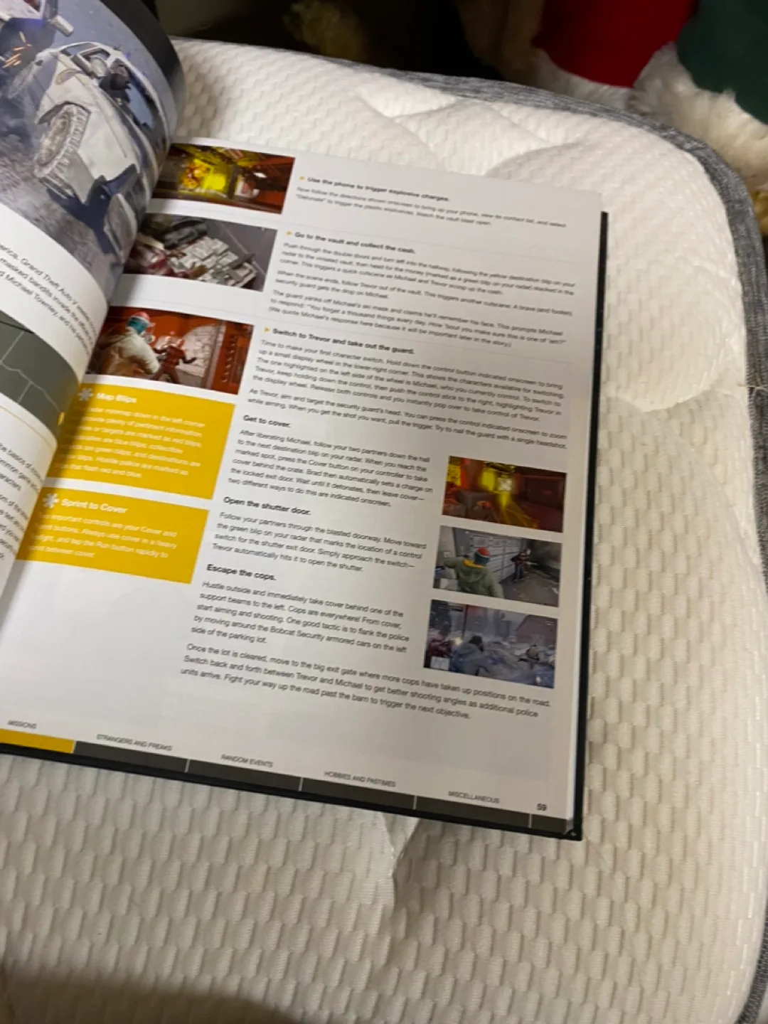 Grand Theft Auto V Limited Edition Strategy Guide image indicator(3)