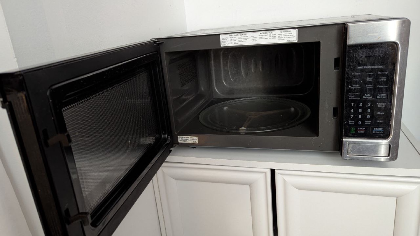 LG Microwave - photo 2