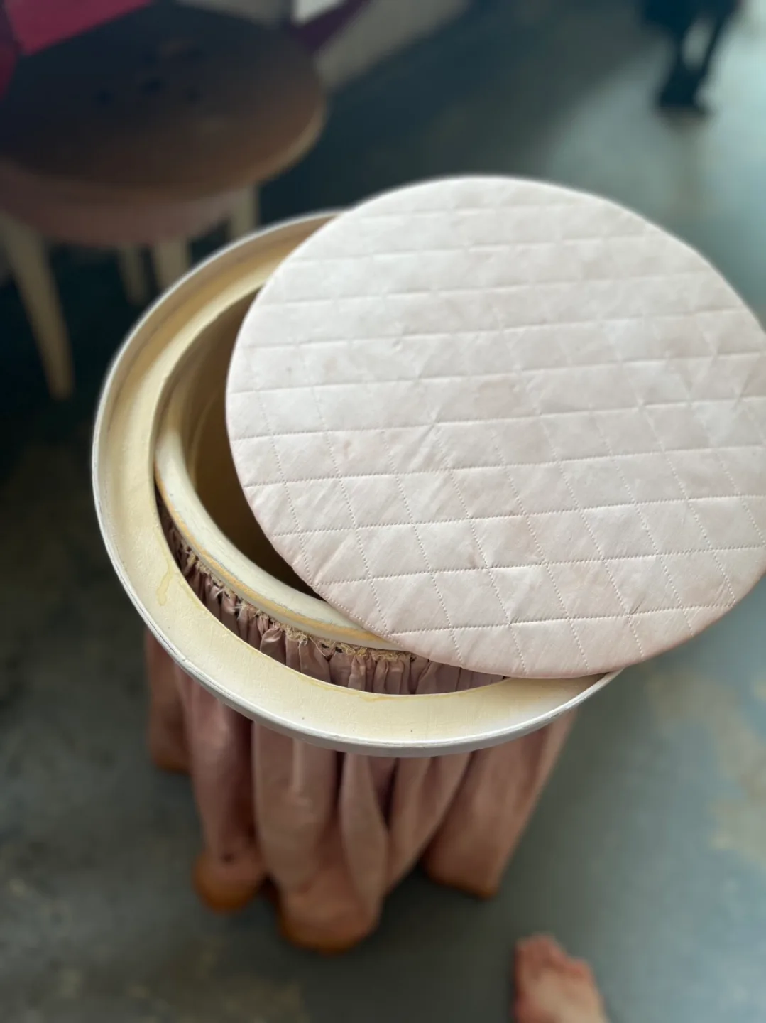 Pink Vintage Laundry Hamper image indicator(3)