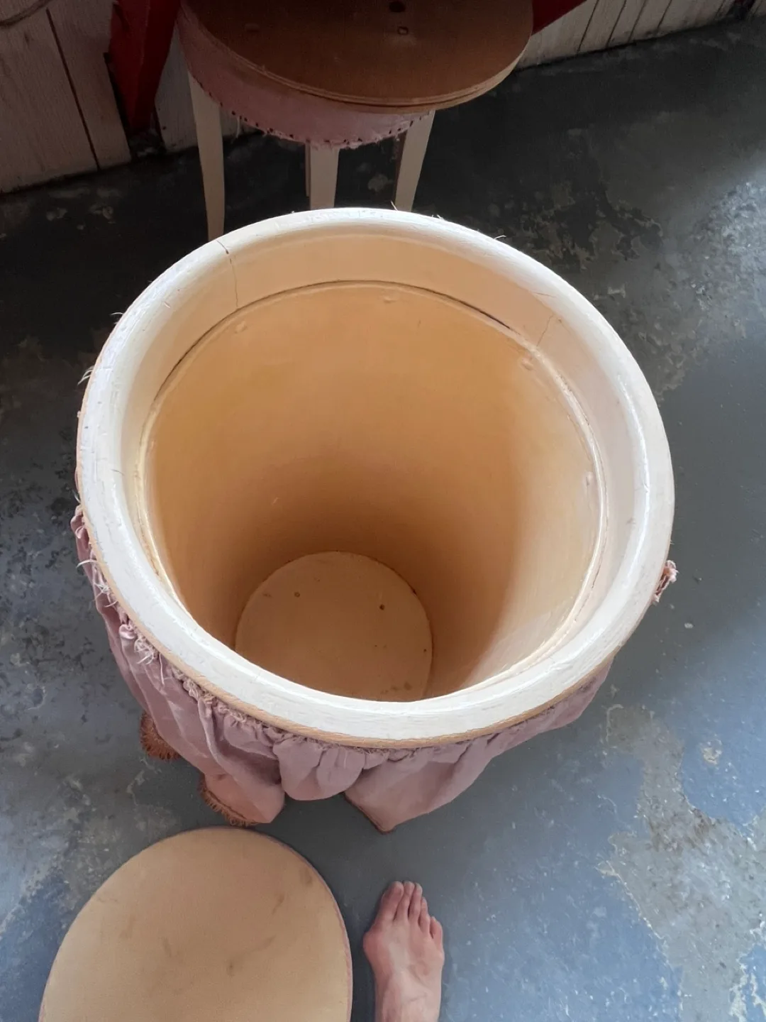 Pink Vintage Laundry Hamper image indicator(2)